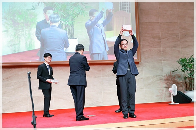 금
